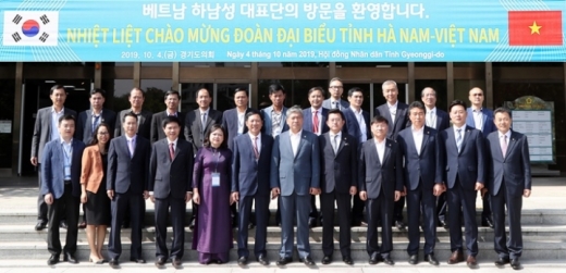 송한준 의장(하단 오른쪽 6번째)이 베트남 하남성 대표단을 접견하고 기념촬영을 하고 있다. / 사진제공=경기도의회