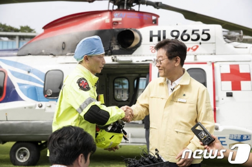 이재명 경기도지사가 이국종 아주대학교병원 권역외상센터장이 29일 오후 경기도청 잔디광장에서 열린 '응급의료전용헬기 종합시뮬레이션 훈련'에서 악수를 하고 있다. / 사진제공=경기도 