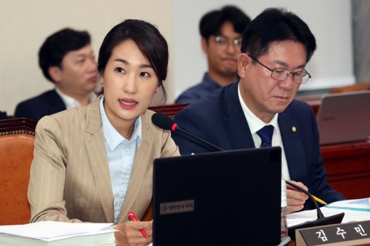 김수민 바른미래당 원내대변인은 5일 논평을 통해 “불필요한 세력 대결로 꼭 필요한 국정 현안들의 논점이 흐려지고 집결돼야 할 국민의 에너지가 분산되지 않기를 바란다”고 말했다. /사진=뉴스1