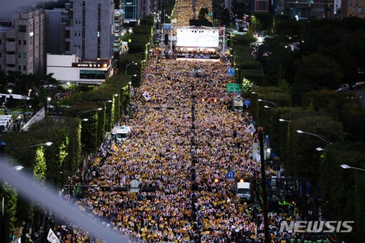 5일 오후 서울 서초구 서울중앙지검 인근에서 '제8차 사법적폐 청산을 위한 검찰개혁 촛불문화제'가 열리고 있다. /사진=뉴시스 박진희 기자