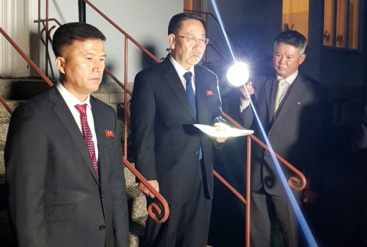 김명길 북한 외무성 순회대사가 5일(현지시간) 오후 스웨덴 주재 북한대사관 앞에서 북미협상 결렬을 선언하는 성명을 발표하고 있다. /사진=로이터