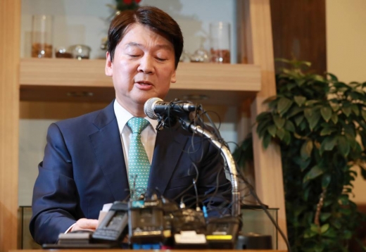 안철수 바른미래당 전 대표가 서울 여의도의 한 카페에서 열린 기자간담회에서 정치 일선에서 물러나 휴지기를 갖겠다고 밝히고 있다. /사진=머니투데이DB