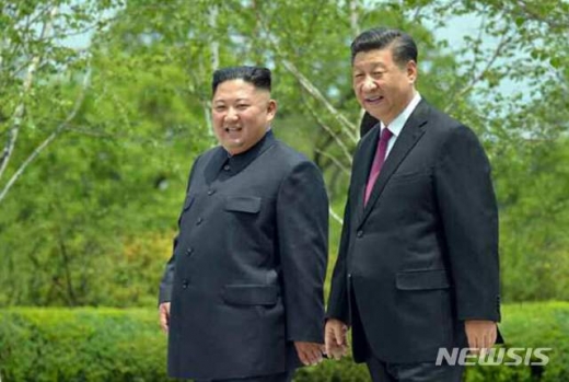 김정은 북한 국무위원장이 시진핑 중국 국가주석과 금수산영빈관을 산책하고 있다. /사진=뉴시스