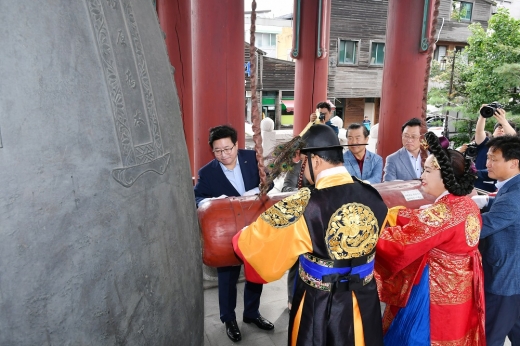 3일 여민각에서 열린 타종식. /사진제공=수원시