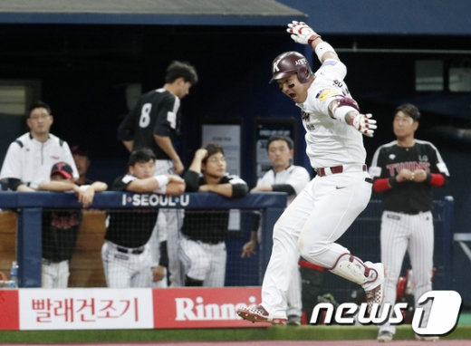 키움 히어로즈 박병호가 6일 서울 고척돔구장에서 열린 2019 KBO리그 준플레이오프 차전 LG 트윈스와의 경기에서 9회말 끝내기 홈런을 때려낸 뒤 기뻐하는 가운데 뒤에서 LG 선수단과 코칭스태프들의 아쉬운 표정이 오버랩되고 있다. /사진=뉴스1