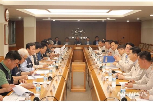 현대자동차 노사가 지난 4일 울산공장 아반떼룸에서 고용안정위원회 본회의를 열고, 외부 자문위원회의 활동 내용과 미래 고용문제와 관련한 제언을 청취하고 있다./사진=뉴시스