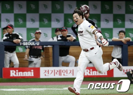 키움 히어로즈 타자 박병호가 지난 6일 서울 고척돔구장에서 열린 2019 KBO리그 준플레이오프 1차전 LG 트윈스와의 경기에서 9회말 끝내기 솔로포를 친 뒤 환호하고 있다. /사진=뉴스1
