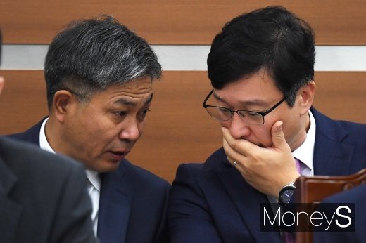 [머니S포토] 국정감사에서 대화하는 중앙지검 2차장과 3차장