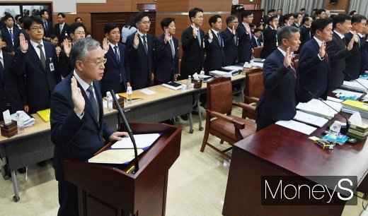 [머니S포토] 선서하는 서울고검장과 감사장들