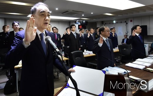 [머니S포토] 극정감사에서 선서하는 방위사업청장