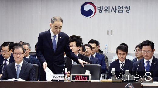 [머니S포토] 자리에 앉는 왕정홍 방위사업청장