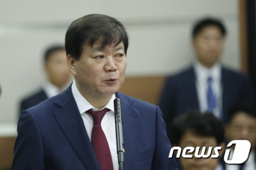 배성범 서울중앙지검장이 7일 오전 서울 서초구 고등검찰청에서 열린 국회 법제사법위원회의 서울고검 및 서울중앙지검, 서울동·남·북·서부지검, 의정부·인천·수원·춘천지검에 대한 국정감사에서 인사말을 하고 있다. /사진=뉴스1