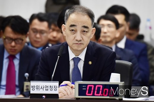 [머니S포토] 방사청 국감서 의원 질의 경청하는 왕정홍 청장