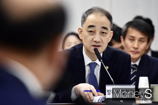 [머니S포토] 국정감사 질의에 답하는 왕정홍 청장