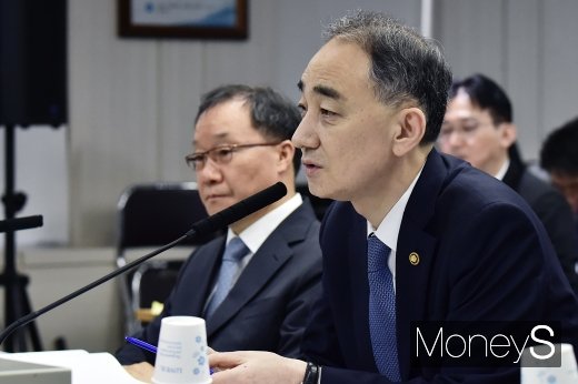 [머니S포토] 질의에 답하는 왕정홍 방사청장