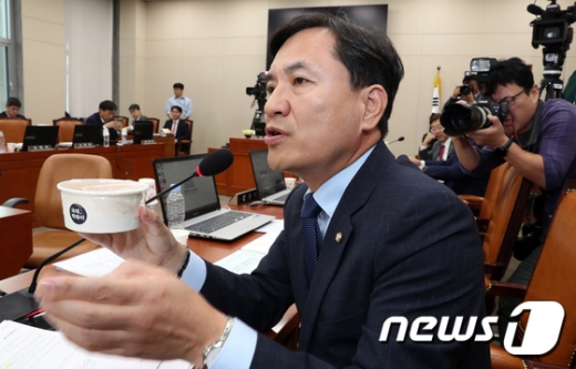 김진태 자유한국당 의원이 7일 서울 여의도 국회에서 열린 정무위원회의 국정감사에서 '국대떡볶이'를 들고 질의하고 있다. /사진=뉴스1