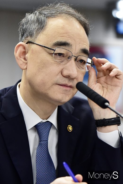 [머니S포토] 국정감사 질타에 안경고쳐 쓰는 왕정홍 방사청장