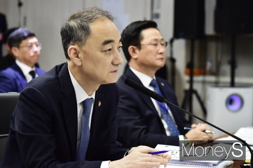 [머니S포토] 답변하는 왕정홍 방사청장