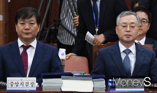 [머니S포토] 질의 듣는 김영대·배성범