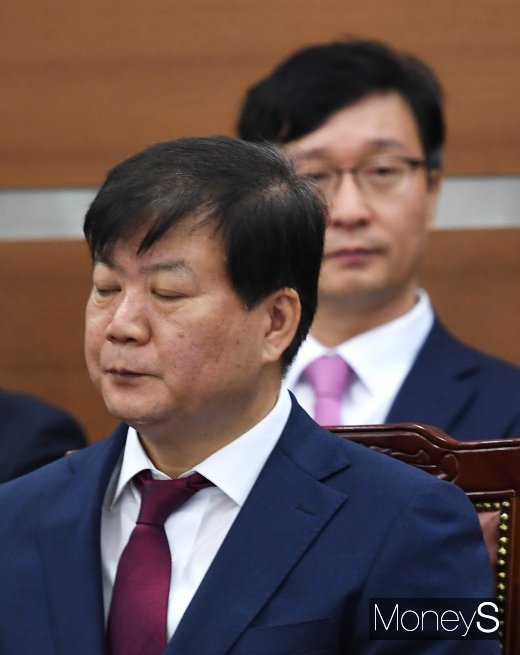 [머니S포토] 조국 장관 질의 듣는 배성호 지검장