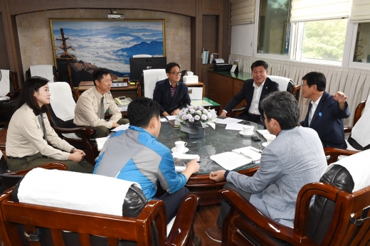 양주시 정덕영 시의원과 김남권 기획예산과장, 이용배 광역도로팀장이 북한산국립공원 도봉사무소 이용민 소장에게 우이령길 전면 개방을 건의하고 있다. / 사진제공=양주시의회