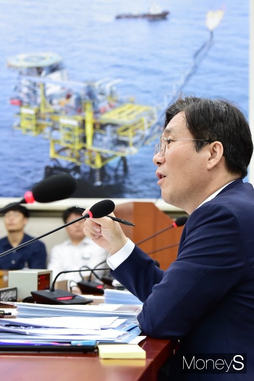 [머니S포토] 한전 적자 얘기하는 성윤모 장관
