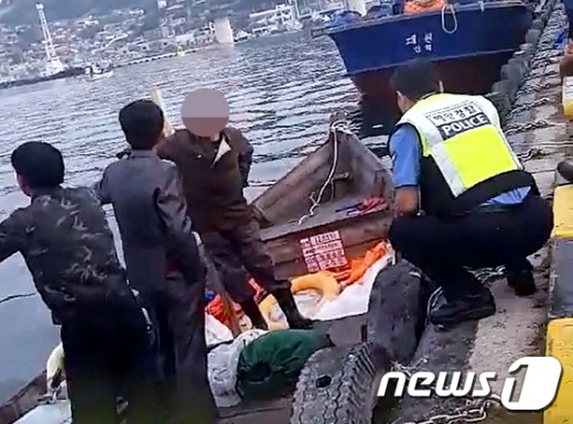 지난 6월15일 강원 삼척항 부두에 정박한 북한어선과 어민이 경찰에 조사받는 모습. /사진=독자제공