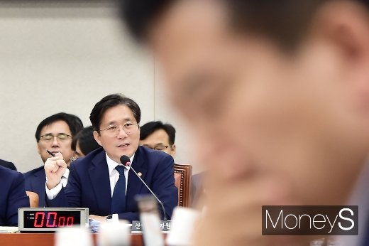 [머니S포토] 원인미상 배터리 화재에 대해 답변하는 성윤모 장관