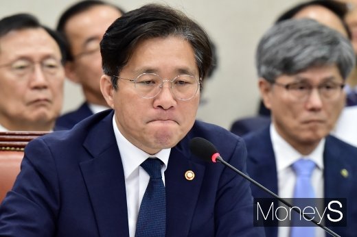 [머니S포토] 원인미상 배터리 화재 무거운 표정의 성윤모 장관