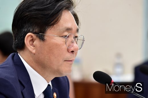 [머니S포토] 성윤모 장관, 전기요금 체계 관련 질문 경청