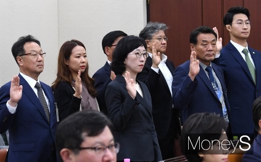 [머니S포토] 선서하는 인보사 관련 증인들
