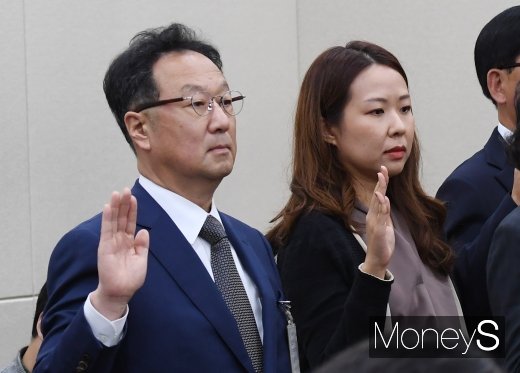 [머니S포토] 국정감사에서 선서하는 이우석 대표