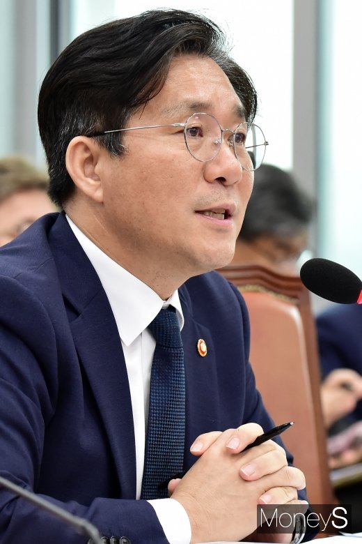 [머니S포토] 포항 지열발전소에 대해 답변하는 성윤모 장관