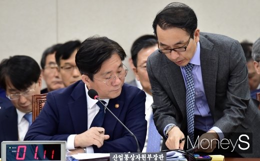 [머니S포토] 2019 국감, 의견 나누는 성윤모 장관