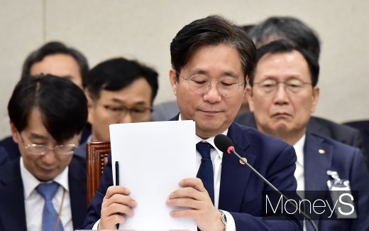 [머니S포토] 자료 정리하는 성윤모 장관