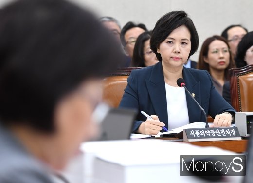 [머니S포토] 질의 경청하는 이의경 식품의약품안전처장
