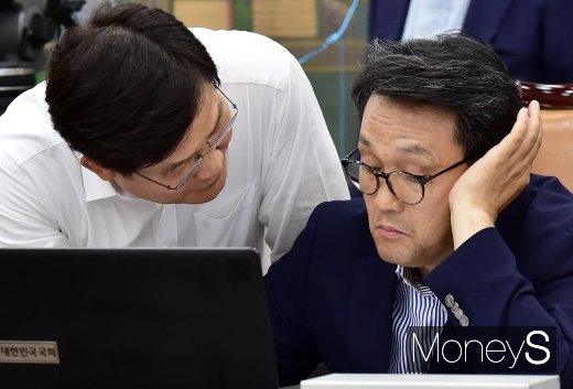 [머니S포토] 2019 문화재청 국감, 의견 나누는 안민석-신동근