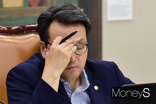 [머니S포토] 고심하는 안민석 국회 문체위원장