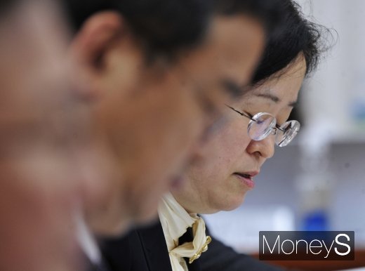 [머니S포토] 자료 살피는 조성욱 위원장