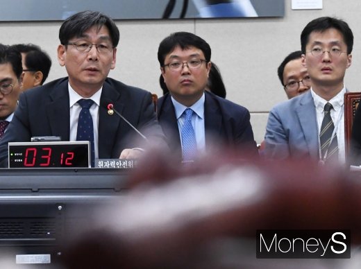 [머니S포토] 질의 듣는 엄재식 원자력안전위원회 위원장