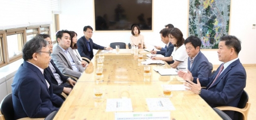 광명시, 광명교육지원청, 광명동초교, 광명동초 학부모 대표 등이 광명시청 시장실에서 생활 SOC 학교복합화사업 추진을 위한 간담회를 하고 있다. / 사진제공=광명시 
