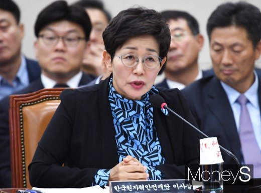 [머니S포토] 답변하는 김혜정 이사장