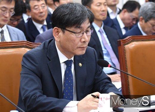 [머니S포토] 생각에 잠긴 엄재식 원자력안전위원회 위원장