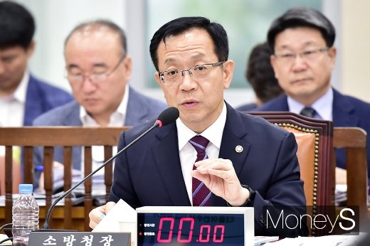 [머니S포토] '가정용 소화기' 문제에 답하는 정문호 청장