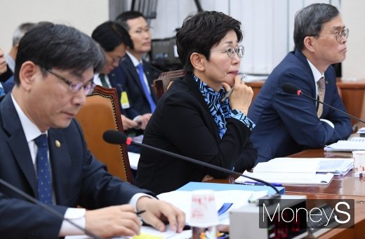[머니S포토] 질의 경청하는 엄재식·김혜정·정재훈