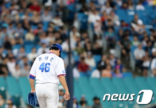 삼성 라이온즈 신인 투수 원태인이 지난 8월22일 대구 삼성라이온즈파크에서 열린 2019 KBO리그 두산 베어스전에서 3회초 두산 선두타자 박건우에게 솔로 홈런을 내준 뒤 고개를 떨구고 있다. /사진=뉴스1