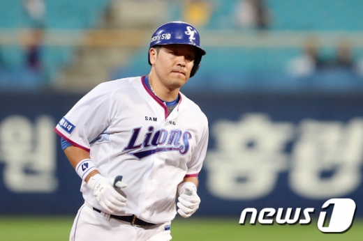 삼성 라이온즈 포수 강민호는 이번 시즌 이른바 '잡담사' 논란을 겪었다. /사진=뉴스1