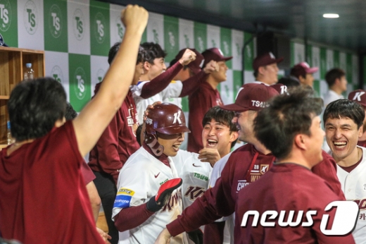 7일 서울 고척돔구장에서 열린 2019 KBO리그 포스트시즌 준플레이오프 2차전 키움 히어로즈와 LG 트윈스의 경기에서 9회말 서건창의 동점 적시타로 송성문이 득점하자 키움 선수들이 기뻐하고 있다. /사진=뉴스1