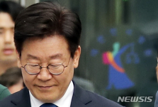 이재명 경기지사가 9월 6일 오후 경기도 수원시 영통구 수원고등법원에서 열린 항소심 선고공판을 마치고 나오고 있다. / 사진=뉴시스