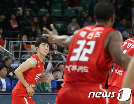 고(故) 정재홍 서울 SK 가드(왼쪽). /사진=뉴스1